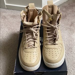 Nike add Af1 Mid